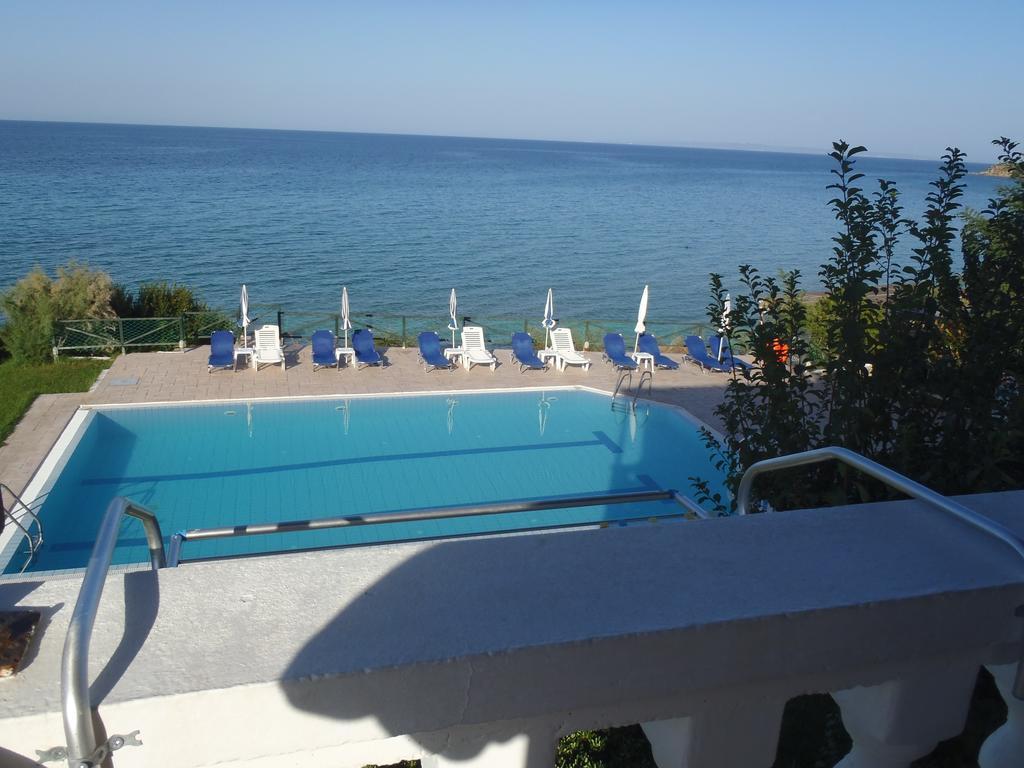 Loukas Apartments On The Waves 트라가키온 객실 사진